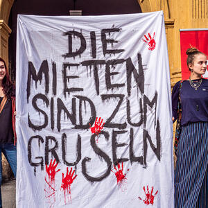 Unterschriften sammeln für die Wohnpetition 20230704_Mieten-Gruselkabinett-11.jpg